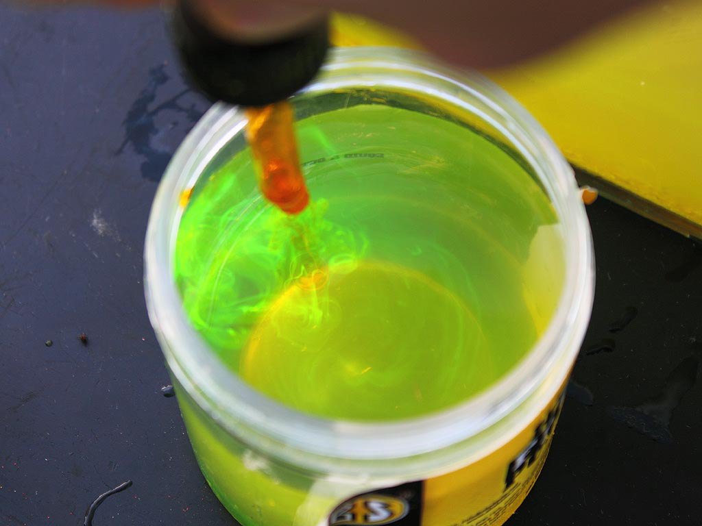 Flumino Liquid Concentrate pozoruhodně barví vodu