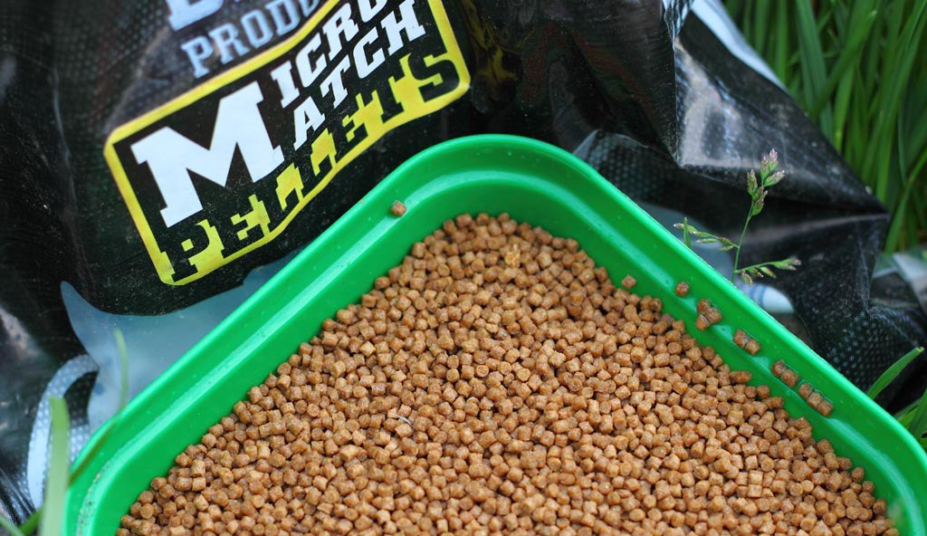 Halas (Fishmeal) ízesítésű Micro Match Pelletet szórtam egy szellőzőnyílásokkal ellátott tetejű csontis dobozba. A dobozt legfeljebb a kétharmadáig töltsük meg, mert meg fognak dagadni a pelletszemek!