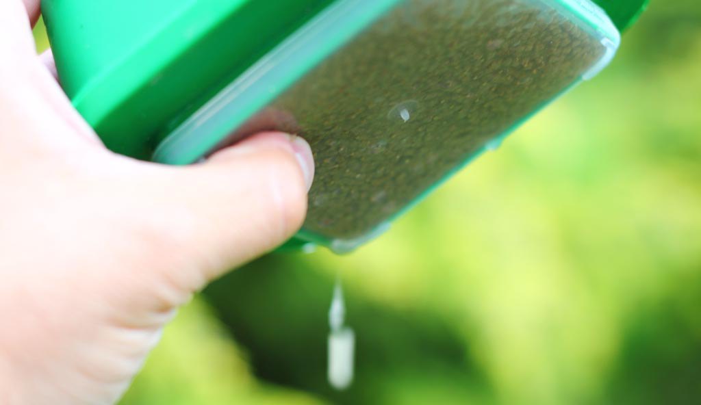 Put the lid on the top of the box and turn it upside down! Let it stay like this for approx. 15 minutes until the water drains out slowly