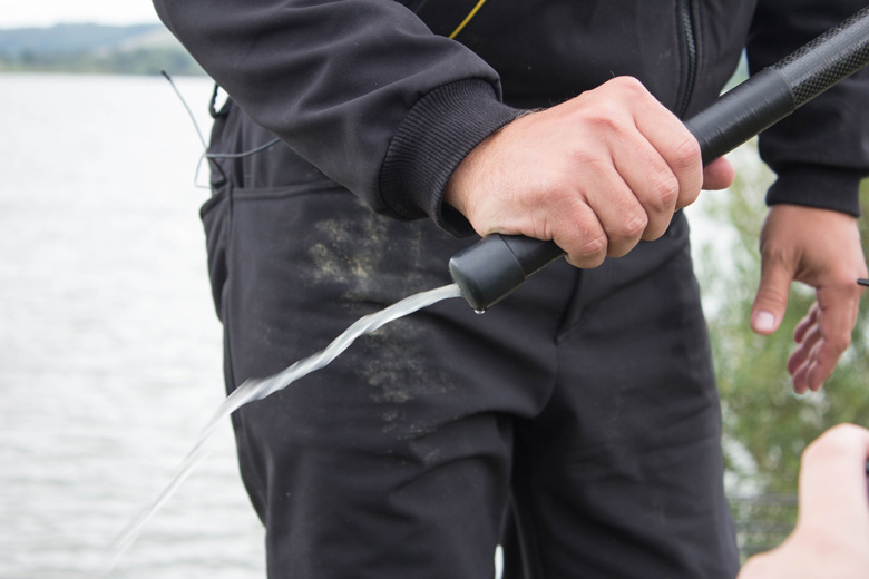 Ein kleiner Trick: Mit Nassem Rohr kann es effektiver sein! Die Chancen sind höher das die Boilies nicht in der Luft brechen oder auseinander fallen, trotz der großen Entfernung!