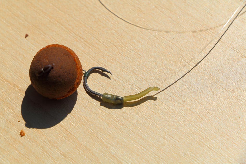 It is good to use a line aligner for the perfect hook movement, but it also protects the knot