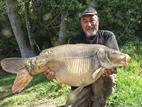 Ezt a közel 20 kilós tükröst a felszínen sikerült kifogni egy 3,6 m hosszú, 2 librás bottal és 10 lb erősségű zsinórral - ami a tökéletes kombináció. Ez csak az egyike volt azon nyolc, hasonlóan nagy pontynak, amit ezen a túrán fogtam ugyanezzel a felszereléssel.