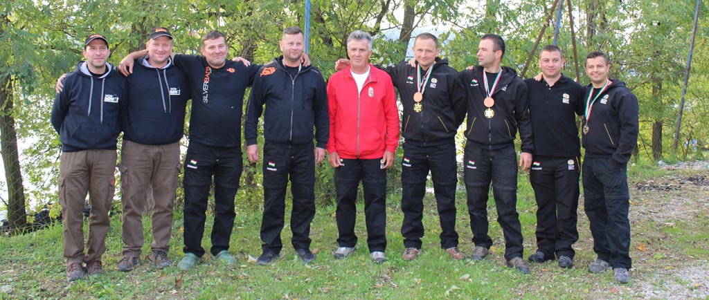 Papp József szövetségi kapitány (középen) és a magyar válogatott keret tagjai (balról jobbra: Walterland-Maros Mix Team, Silverbaits Team, SBS Halcatraz Tizo Team, SBS Team)