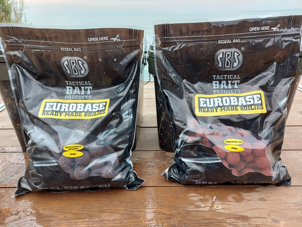 Kizárólag bojlival etettünk 24 mm-es méretben, az SBS Eurobase termékcsaládjából, a Strawberry Jam-et, a Squid-Octopus-t, a Mulberry-t, illetve a Krillt használtuk vegyesen