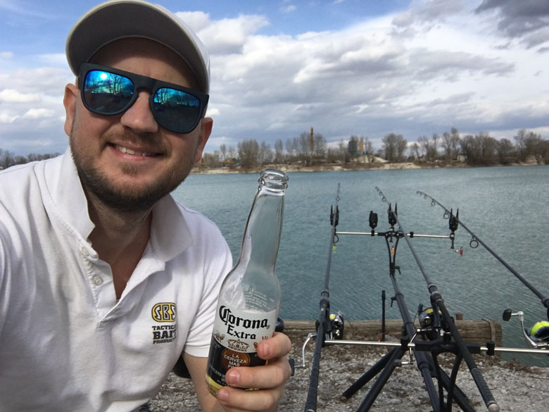 Prost! Auf eine gute Zeit am Wasser