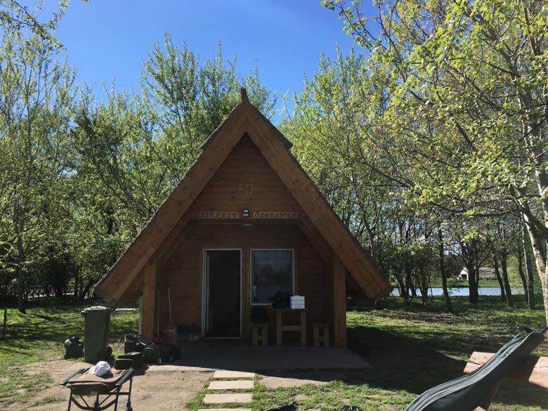 Eine der Holzhütten mit Heizung und Klimaanlage